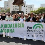 Ana Medina, edil de Olvera, y Ángel Fernández, concejal de Villaluenga, en la cabecera de la pancarta de Por Andalucía en la manifestación del 1º de Mayo en Cádiz.