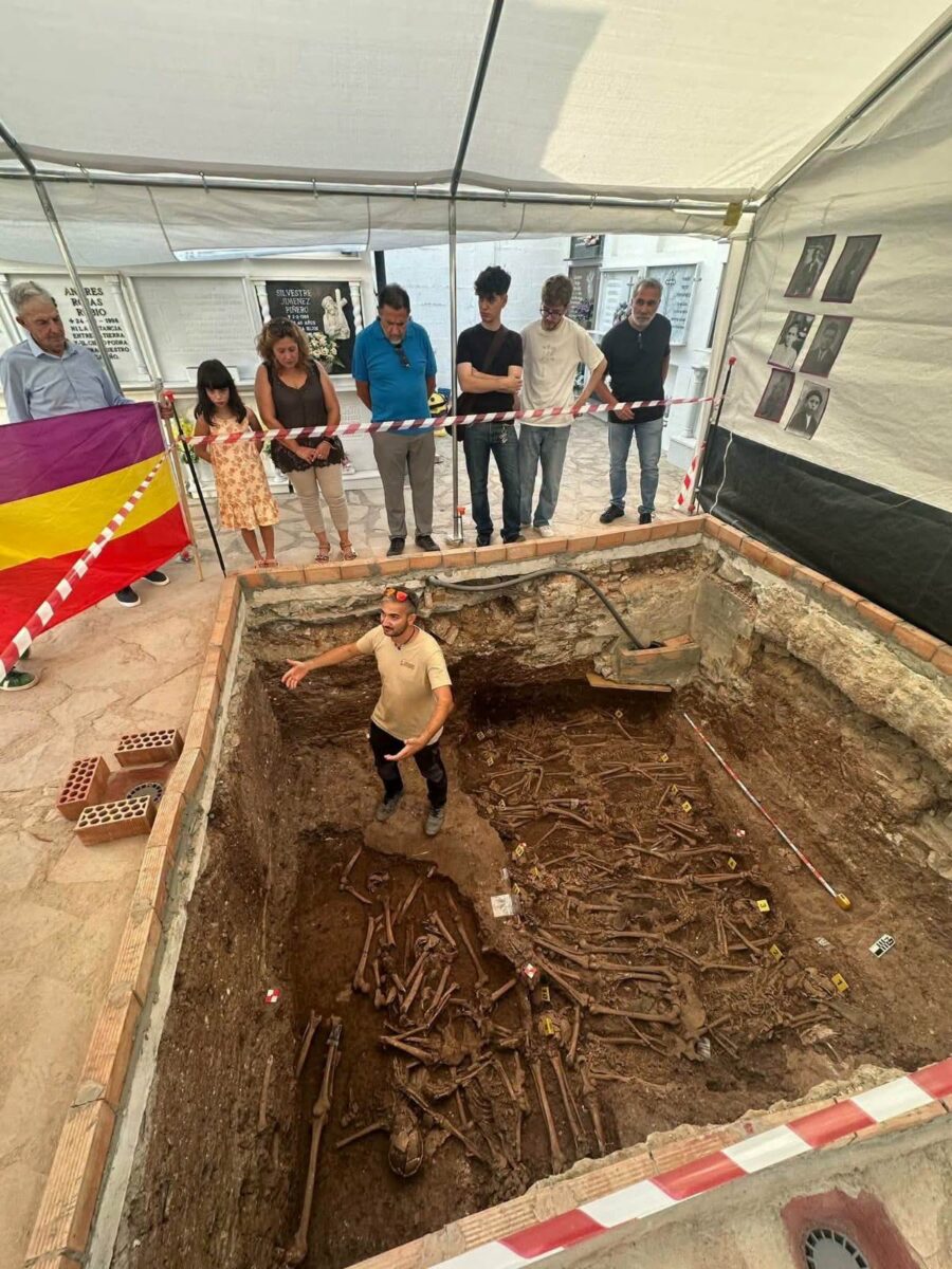 El historiador Antonio Ortega Castillo explica el proceso de exhumación en un fosa común durante la jornada de puertas abiertas en el cementerio de Benaocaz.