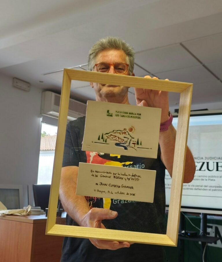 Reconocimiento al dirigente ecologista Juan Clavero por su activismo en defensa del patrimonio caminero público